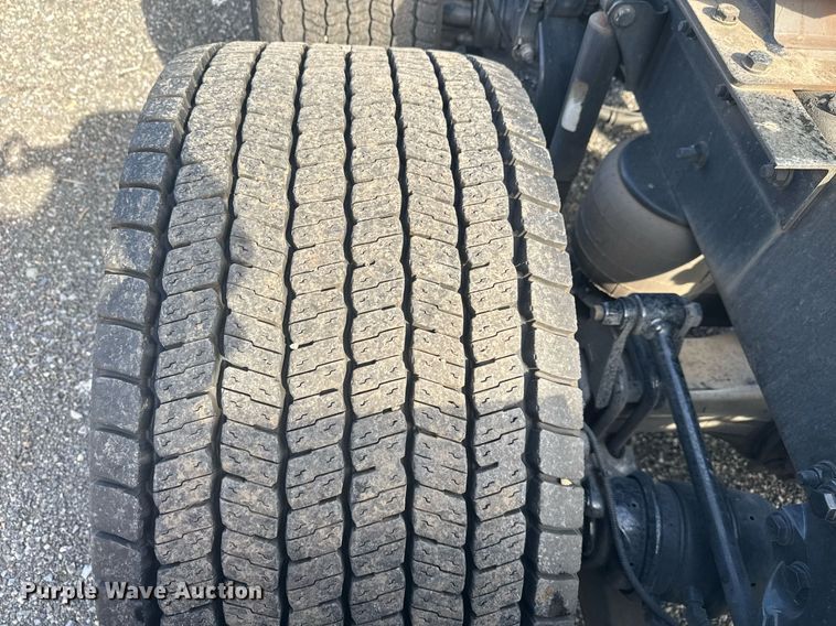 image for item EC3558 2022 Kenworth T680 semi truck