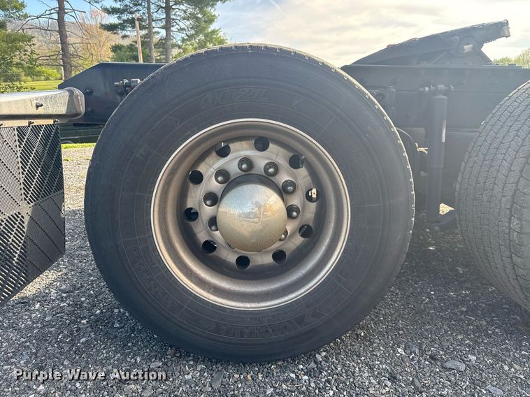 image for item EC3558 2022 Kenworth T680 semi truck