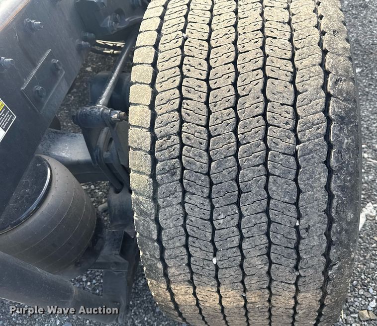 image for item EC3558 2022 Kenworth T680 semi truck