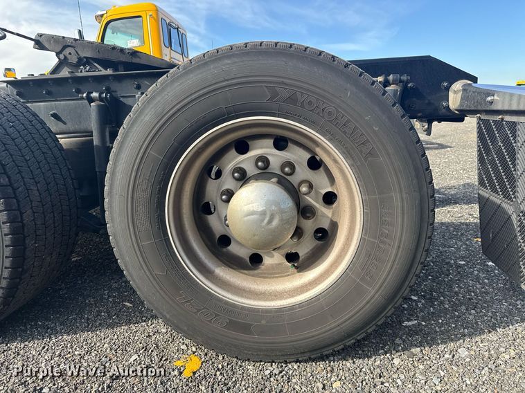 image for item EC3558 2022 Kenworth T680 semi truck