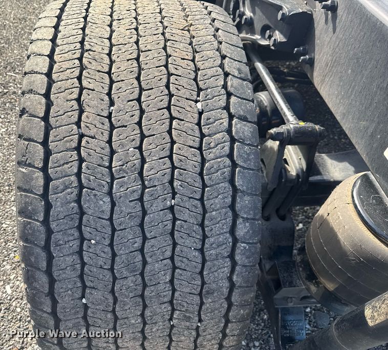 image for item EC3558 2022 Kenworth T680 semi truck