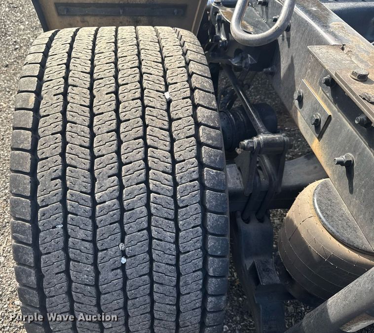 image for item EC3558 2022 Kenworth T680 semi truck