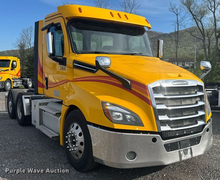 image for item EC3559 2020 Freightliner Cascadia 126 semi truck