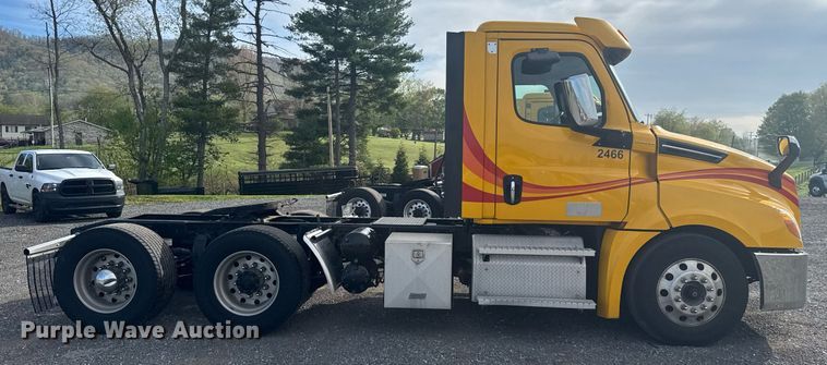 image for item EC3559 2020 Freightliner Cascadia 126 semi truck