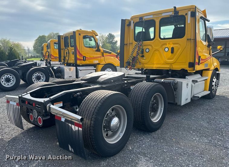 image for item EC3559 2020 Freightliner Cascadia 126 semi truck