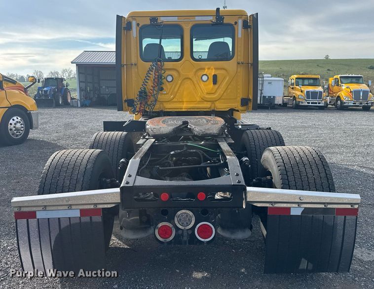 image for item EC3559 2020 Freightliner Cascadia 126 semi truck