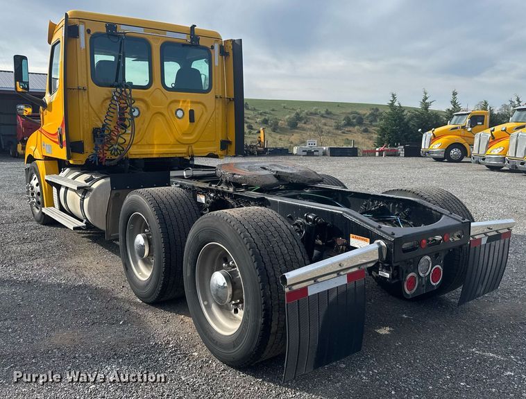 image for item EC3559 2020 Freightliner Cascadia 126 semi truck