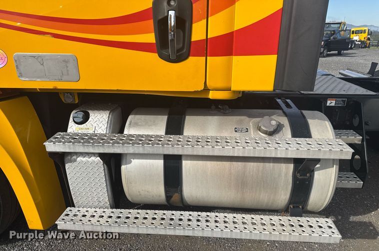 image for item EC3559 2020 Freightliner Cascadia 126 semi truck