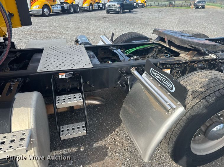 image for item EC3559 2020 Freightliner Cascadia 126 semi truck