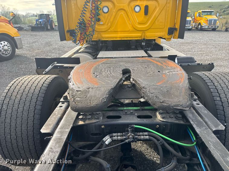 image for item EC3559 2020 Freightliner Cascadia 126 semi truck