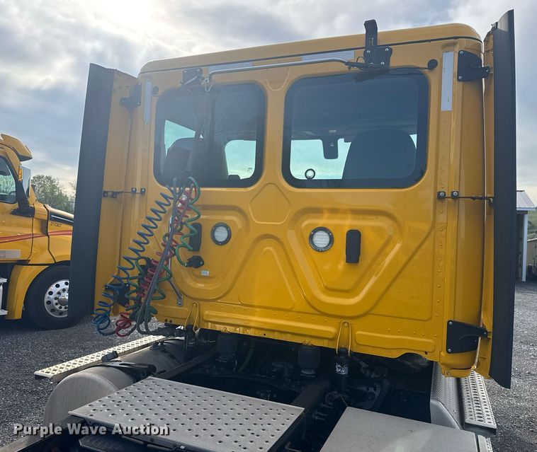 image for item EC3559 2020 Freightliner Cascadia 126 semi truck