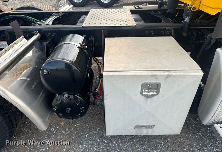 image for item EC3559 2020 Freightliner Cascadia 126 semi truck