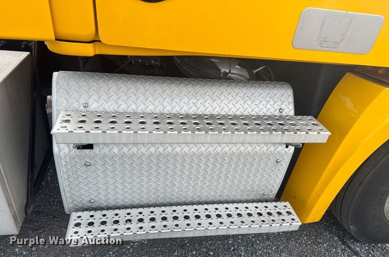 image for item EC3559 2020 Freightliner Cascadia 126 semi truck