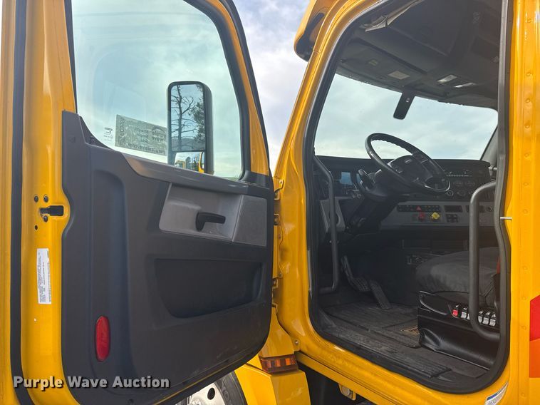 image for item EC3559 2020 Freightliner Cascadia 126 semi truck