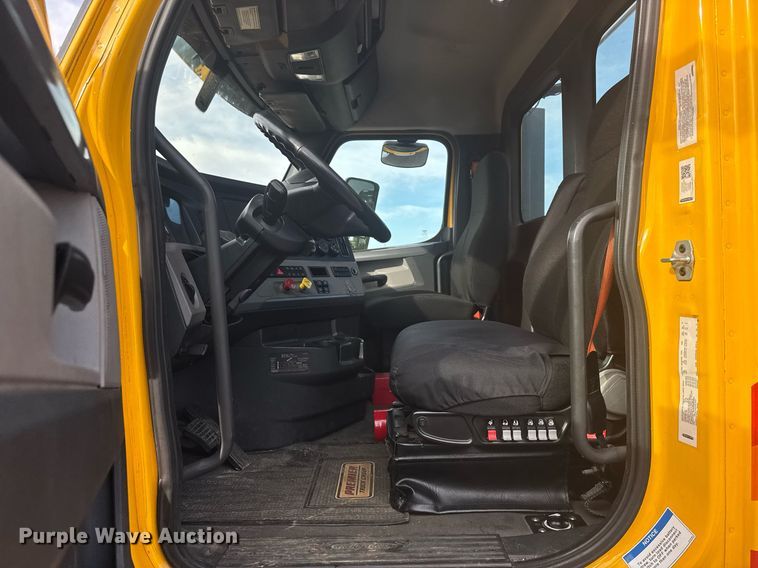 image for item EC3559 2020 Freightliner Cascadia 126 semi truck