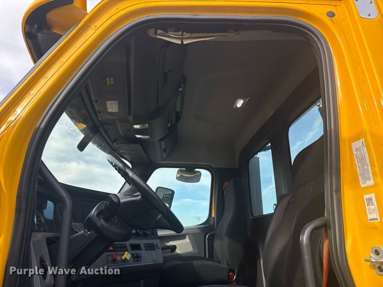 image for item EC3559 2020 Freightliner Cascadia 126 semi truck