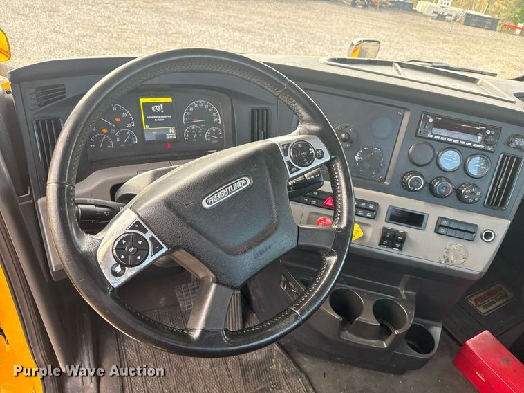 image for item EC3559 2020 Freightliner Cascadia 126 semi truck