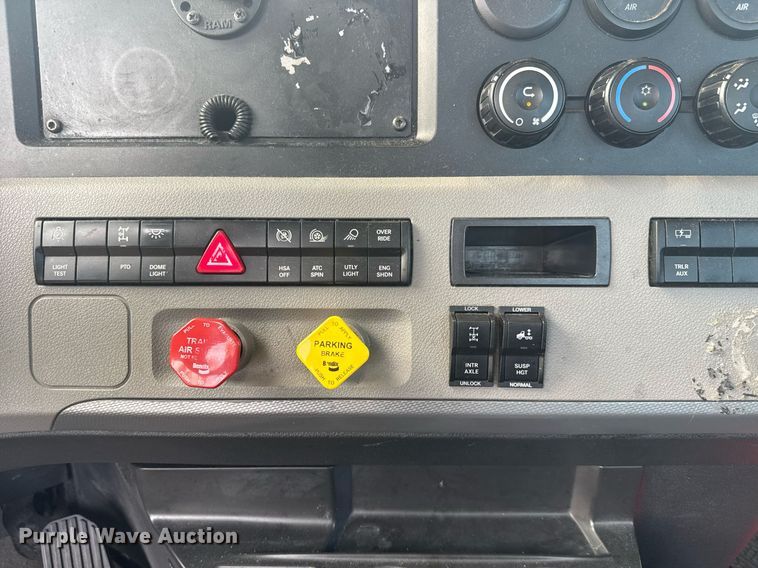 image for item EC3559 2020 Freightliner Cascadia 126 semi truck