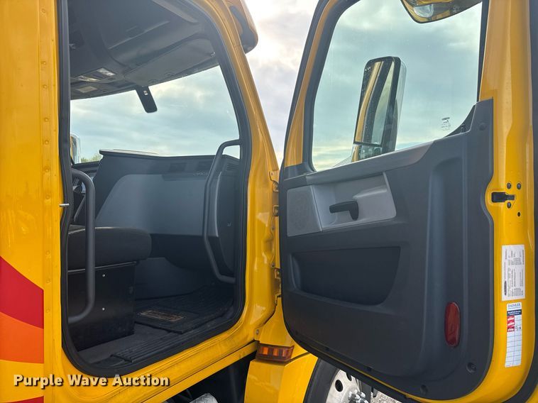 image for item EC3559 2020 Freightliner Cascadia 126 semi truck