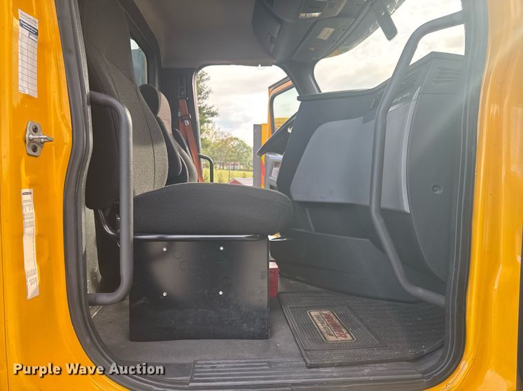 image for item EC3559 2020 Freightliner Cascadia 126 semi truck