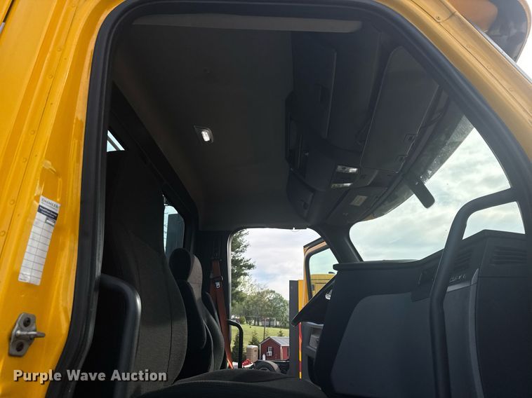 image for item EC3559 2020 Freightliner Cascadia 126 semi truck