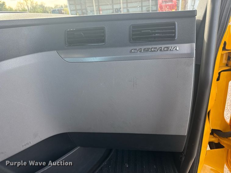 image for item EC3559 2020 Freightliner Cascadia 126 semi truck