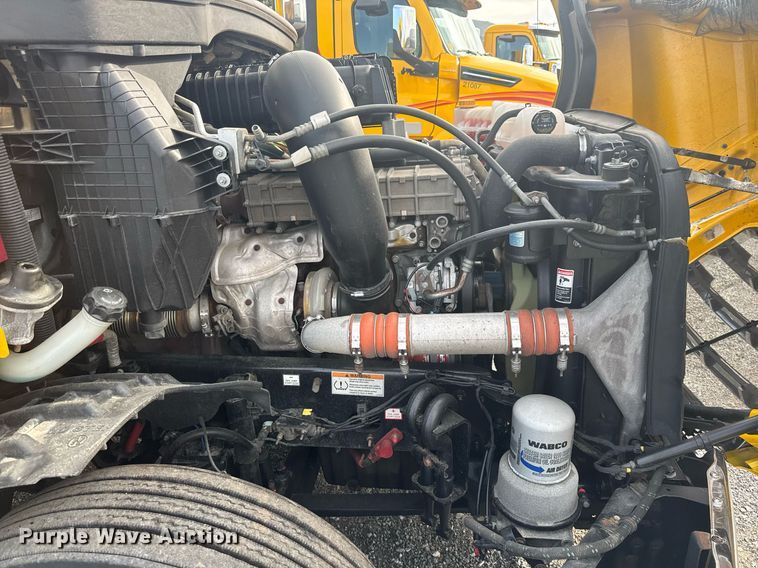 image for item EC3559 2020 Freightliner Cascadia 126 semi truck