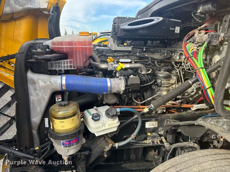 image for item EC3559 2020 Freightliner Cascadia 126 semi truck