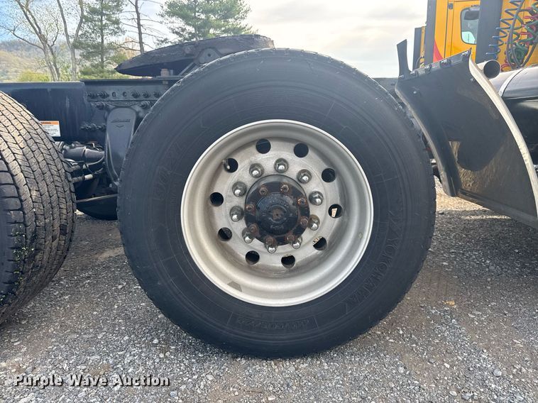 image for item EC3559 2020 Freightliner Cascadia 126 semi truck