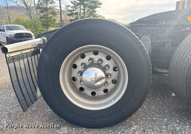 image for item EC3559 2020 Freightliner Cascadia 126 semi truck