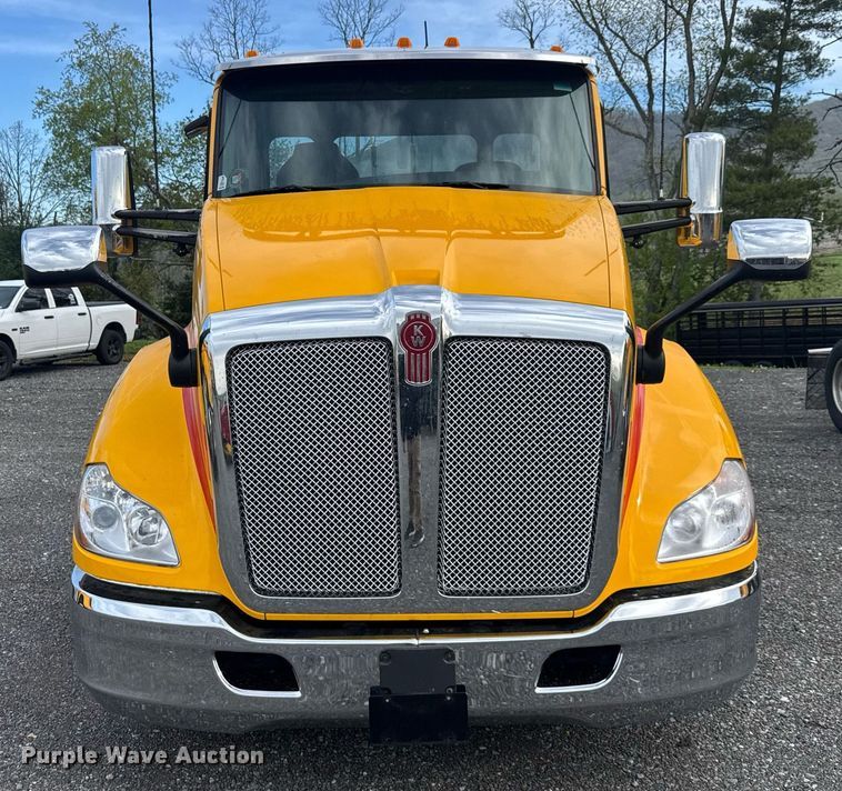 image for item EC3560 2022 Kenworth T680 semi truck