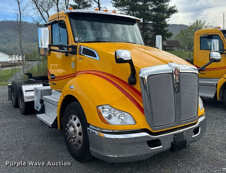 image for item EC3560 2022 Kenworth T680 semi truck