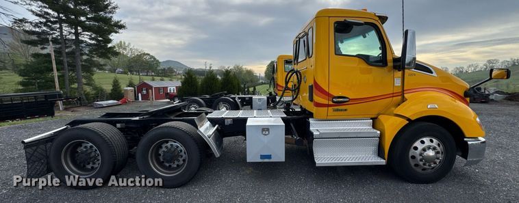 image for item EC3560 2022 Kenworth T680 semi truck