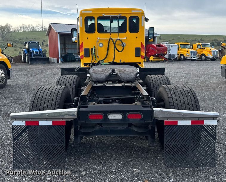 image for item EC3560 2022 Kenworth T680 semi truck