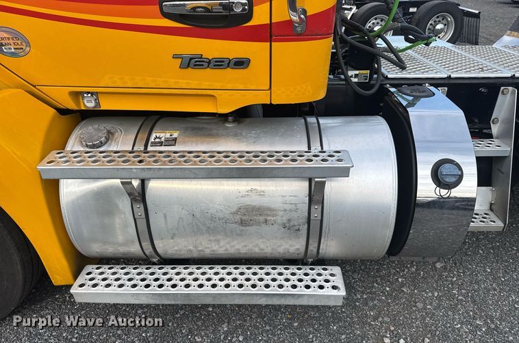 image for item EC3560 2022 Kenworth T680 semi truck