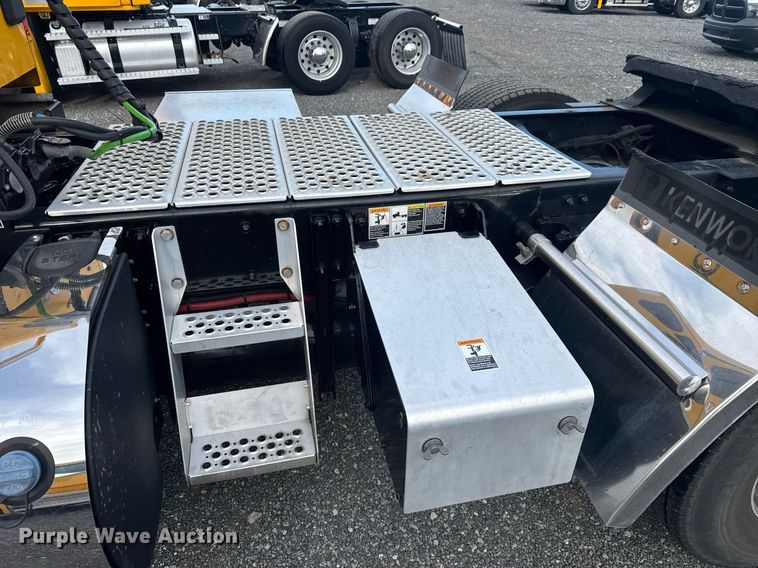 image for item EC3560 2022 Kenworth T680 semi truck