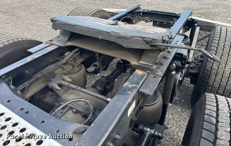 image for item EC3560 2022 Kenworth T680 semi truck