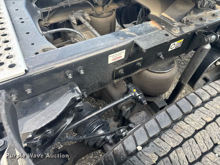 image for item EC3560 2022 Kenworth T680 semi truck