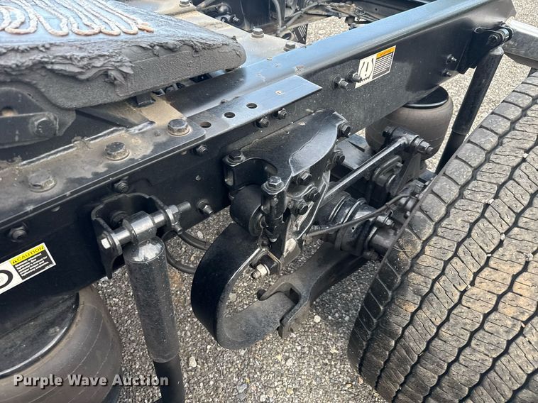 image for item EC3560 2022 Kenworth T680 semi truck