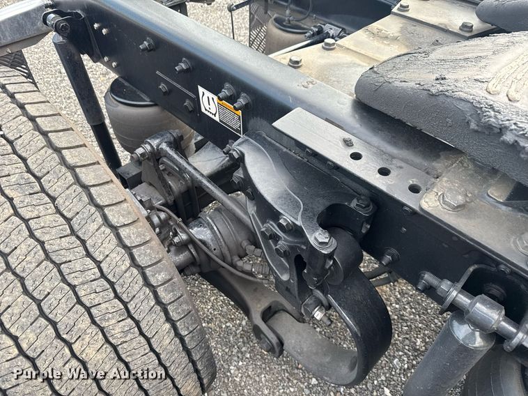 image for item EC3560 2022 Kenworth T680 semi truck