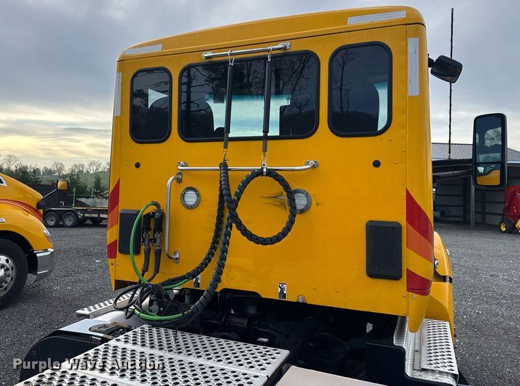 image for item EC3560 2022 Kenworth T680 semi truck