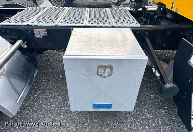 image for item EC3560 2022 Kenworth T680 semi truck