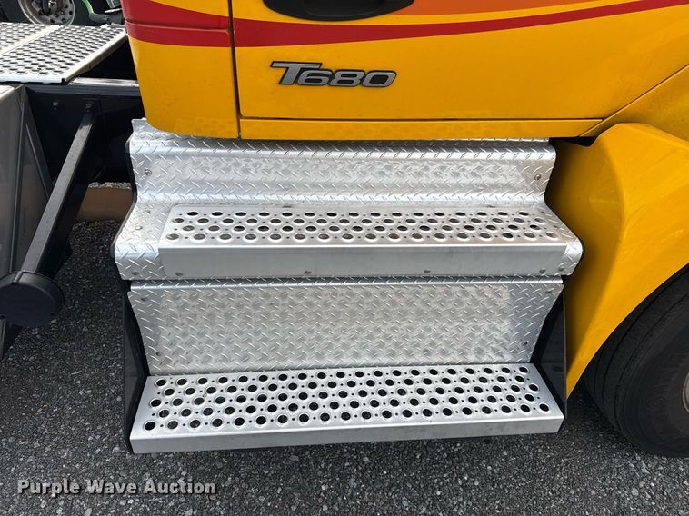 image for item EC3560 2022 Kenworth T680 semi truck
