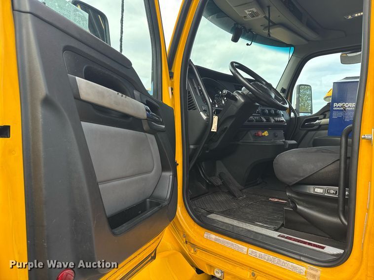 image for item EC3560 2022 Kenworth T680 semi truck