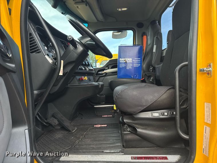 image for item EC3560 2022 Kenworth T680 semi truck