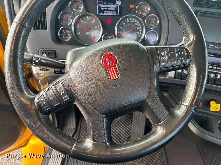 image for item EC3560 2022 Kenworth T680 semi truck