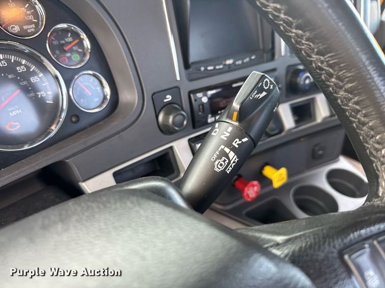 image for item EC3560 2022 Kenworth T680 semi truck