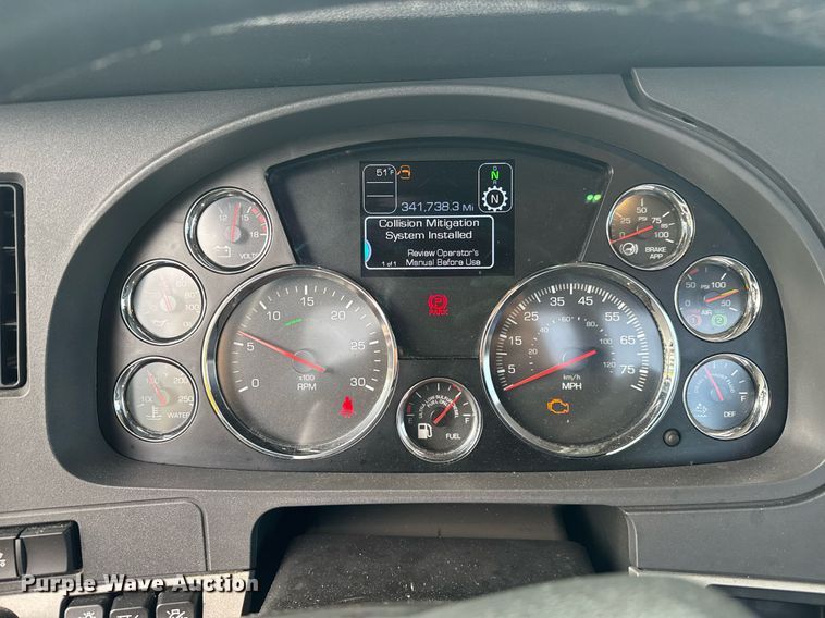 image for item EC3560 2022 Kenworth T680 semi truck