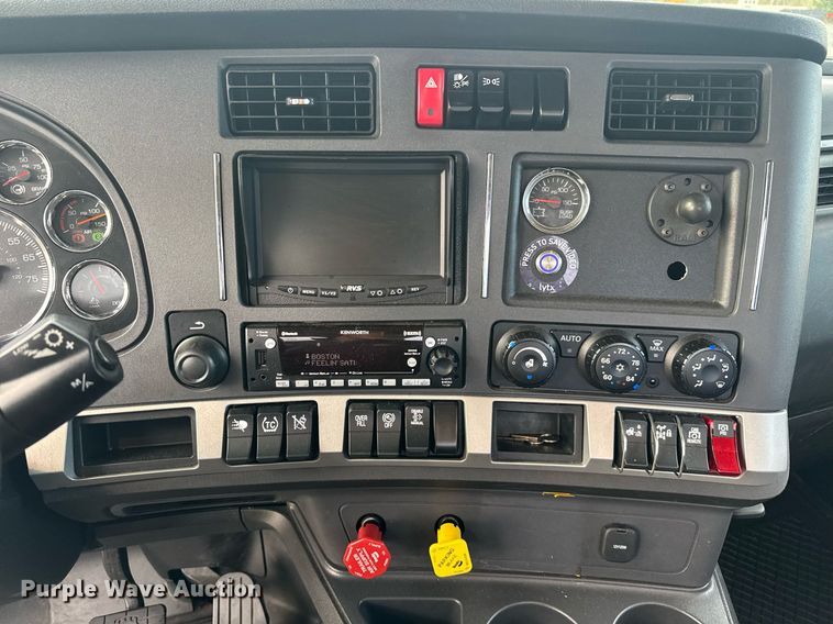 image for item EC3560 2022 Kenworth T680 semi truck