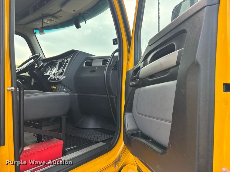 image for item EC3560 2022 Kenworth T680 semi truck